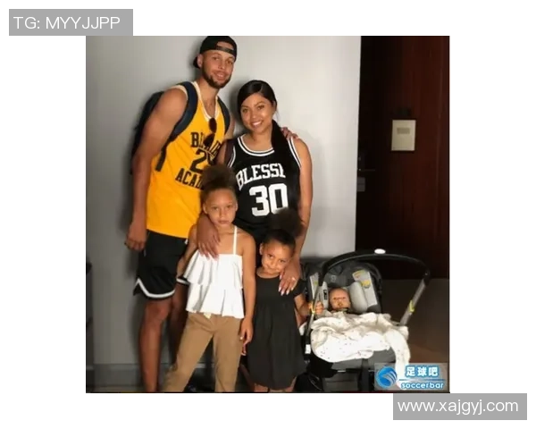 足球明星温馨合影传递友谊与热爱比心瞬间定格精彩时刻